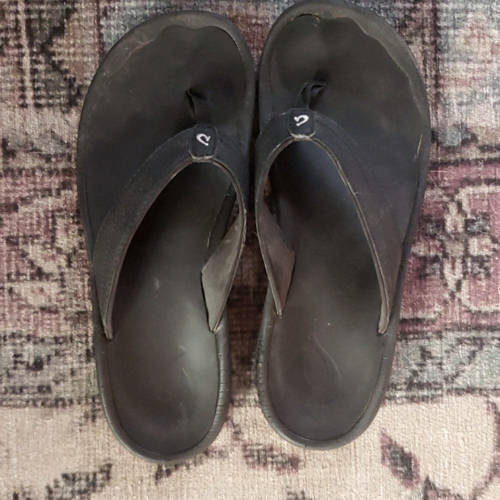 Black size 7 OluKia flip flops